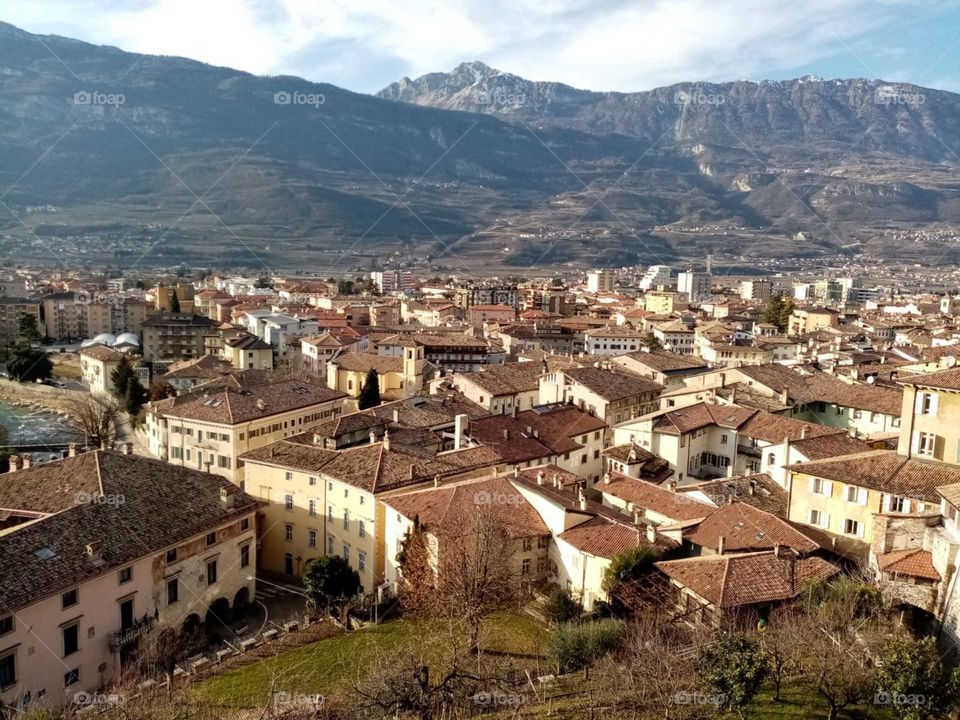 hut ,sky  to good in this picture 