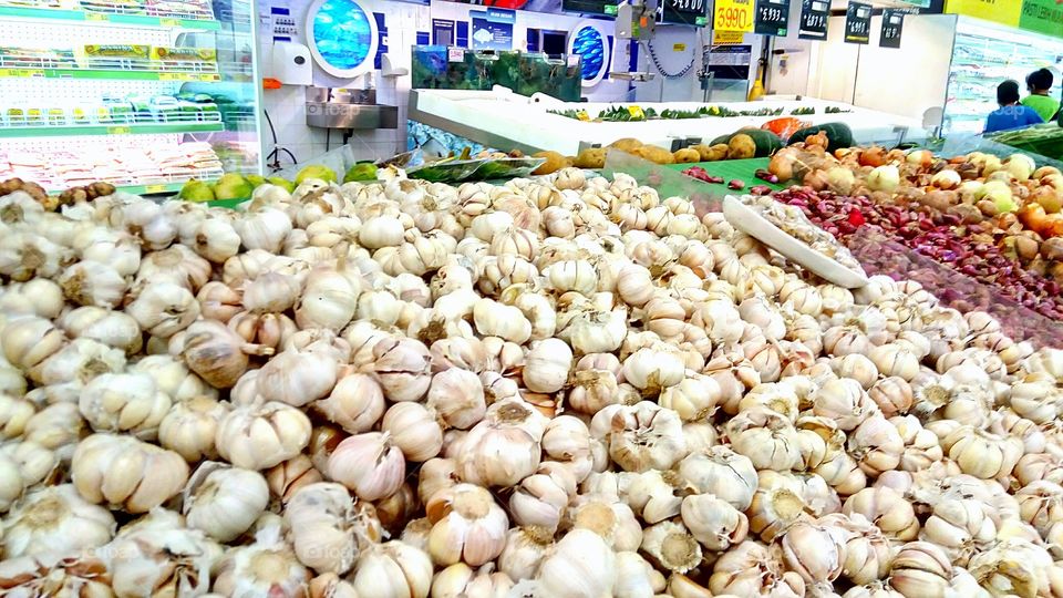 garlic in market