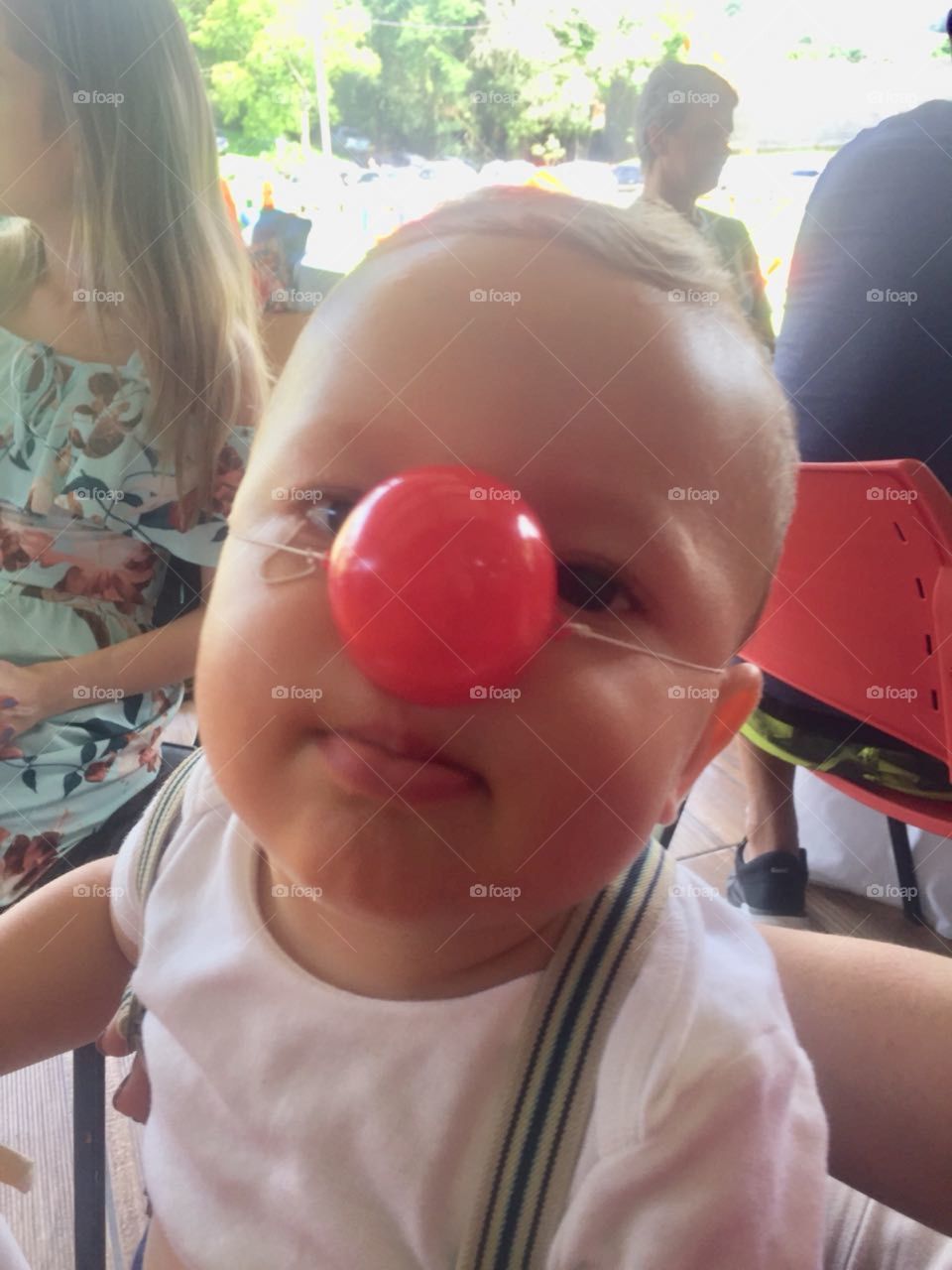 Meu sobrinho Miguel se divertindo de palhaço. Ou melhor, palhacinho! 🤡