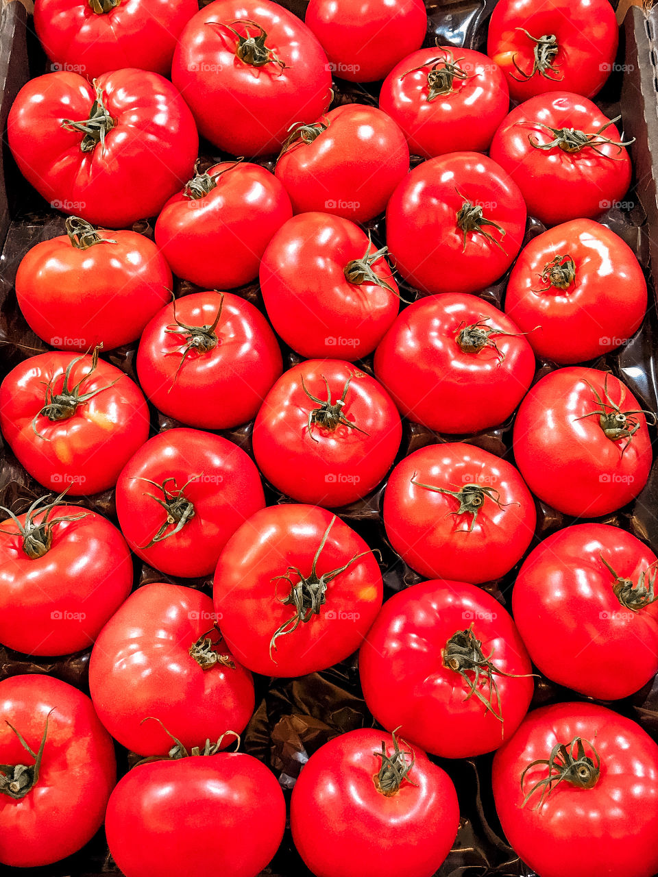 Fresh tomatoes on the shop shelf