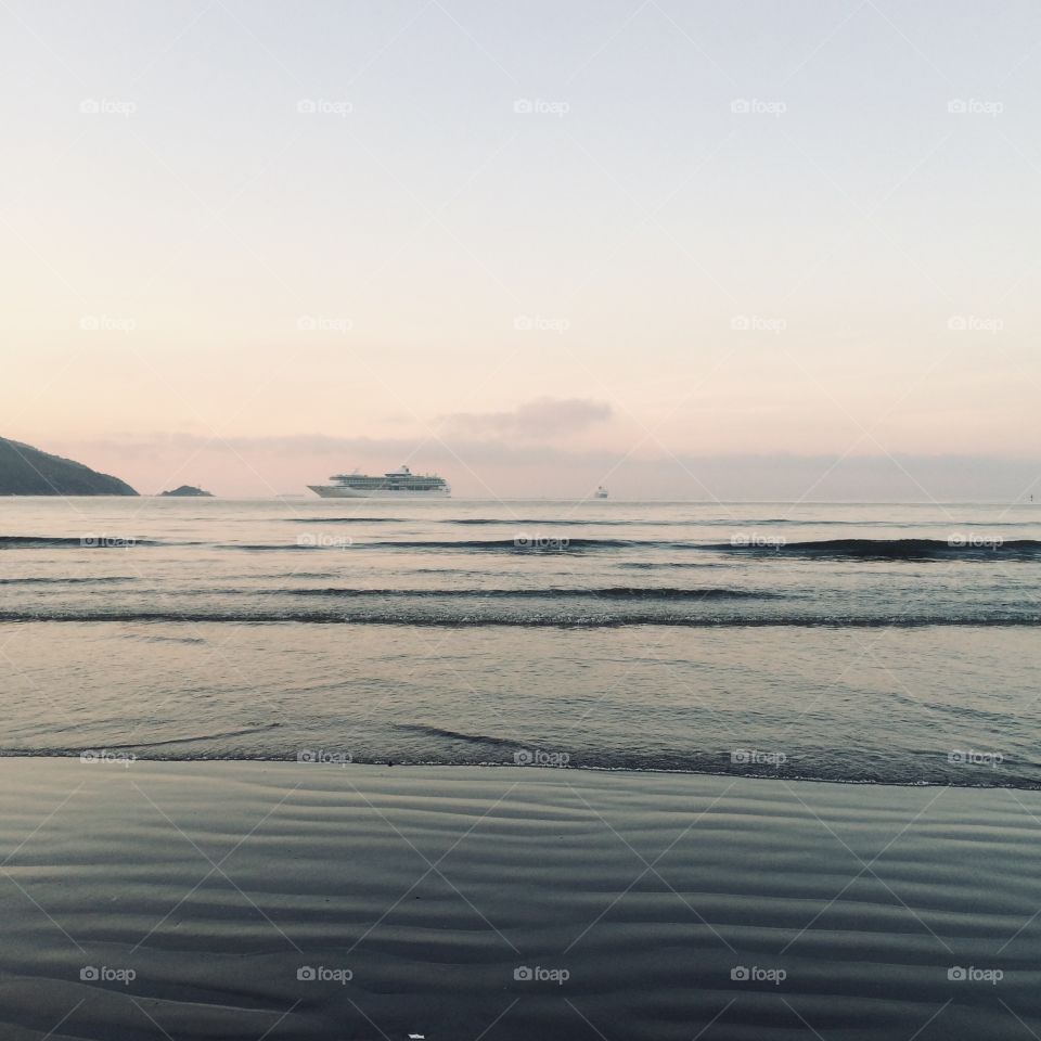 Um dia na Praia de Santos. Vejam só o navio de passageiros lá longe... ô beleza de natureza...