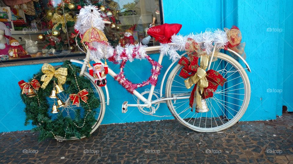 Bicicleta enfeitando comemoração de festividades do Natal na praça e comércios da cidade. Fim de ano e Ano Novo.