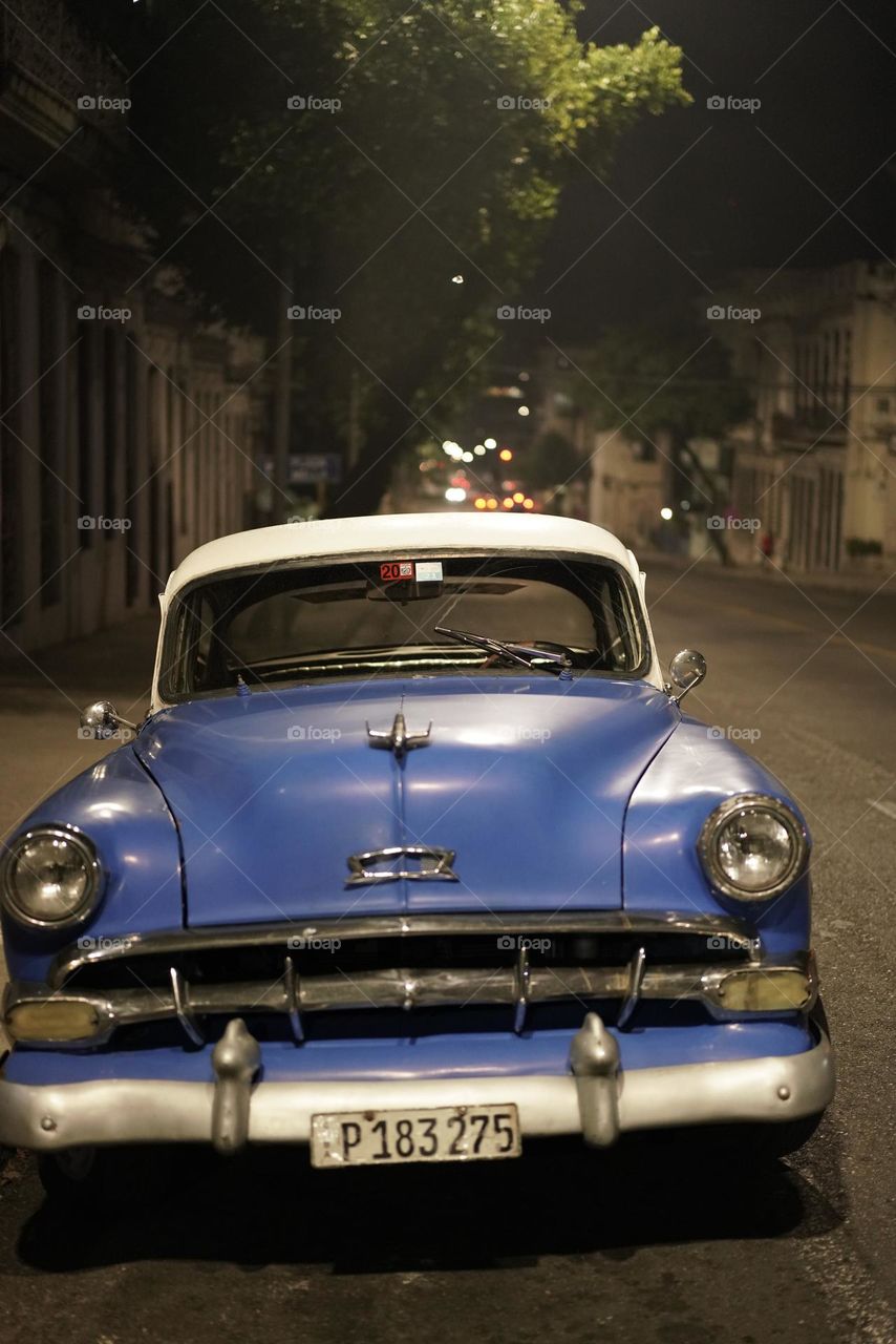 coche azul noche en la Habana