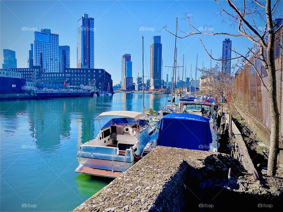 The „East River“ at „Newtown Creek“ in LIC, Queens as seen from underneath the „Pulaski Bridge“ can be all aglow with sunshine and bursting with an abundance of color such as was the case on this sunny January 2023 day. Hypnotic Productions