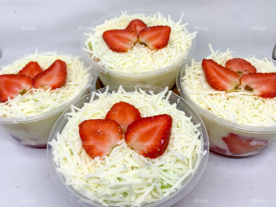 Cake with cheese and strawberry topping