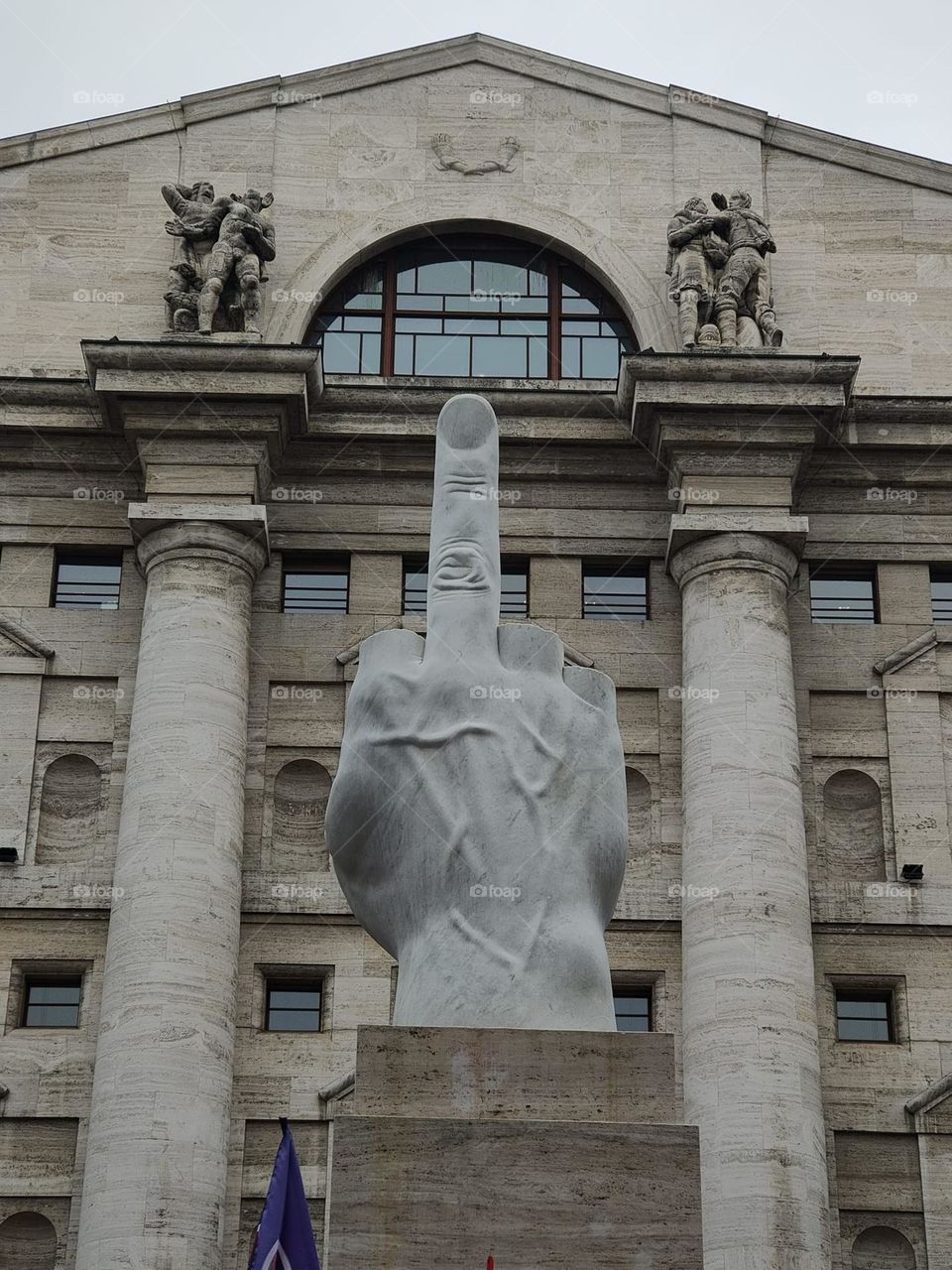 milano statua mano dito medio
