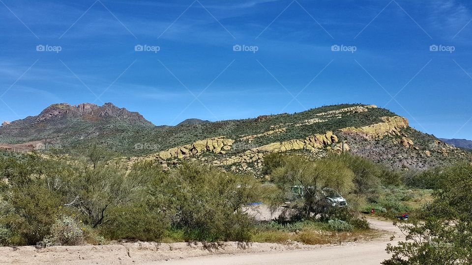 yellow rocks at Bartlet Lake