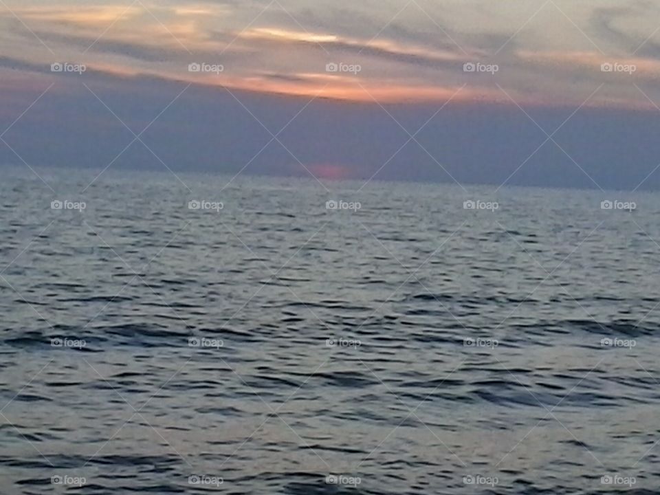 argentario - tramonto sul mare. cena in spiaggia a base di pizza con tramonto sullo sfondo.