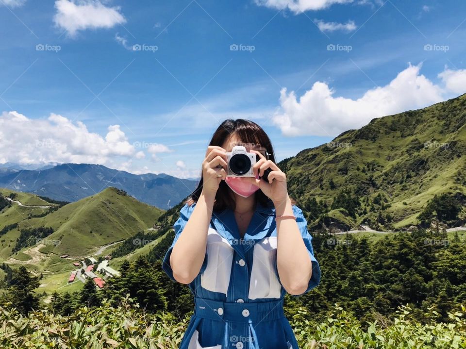 Looking at you through the camera.📷