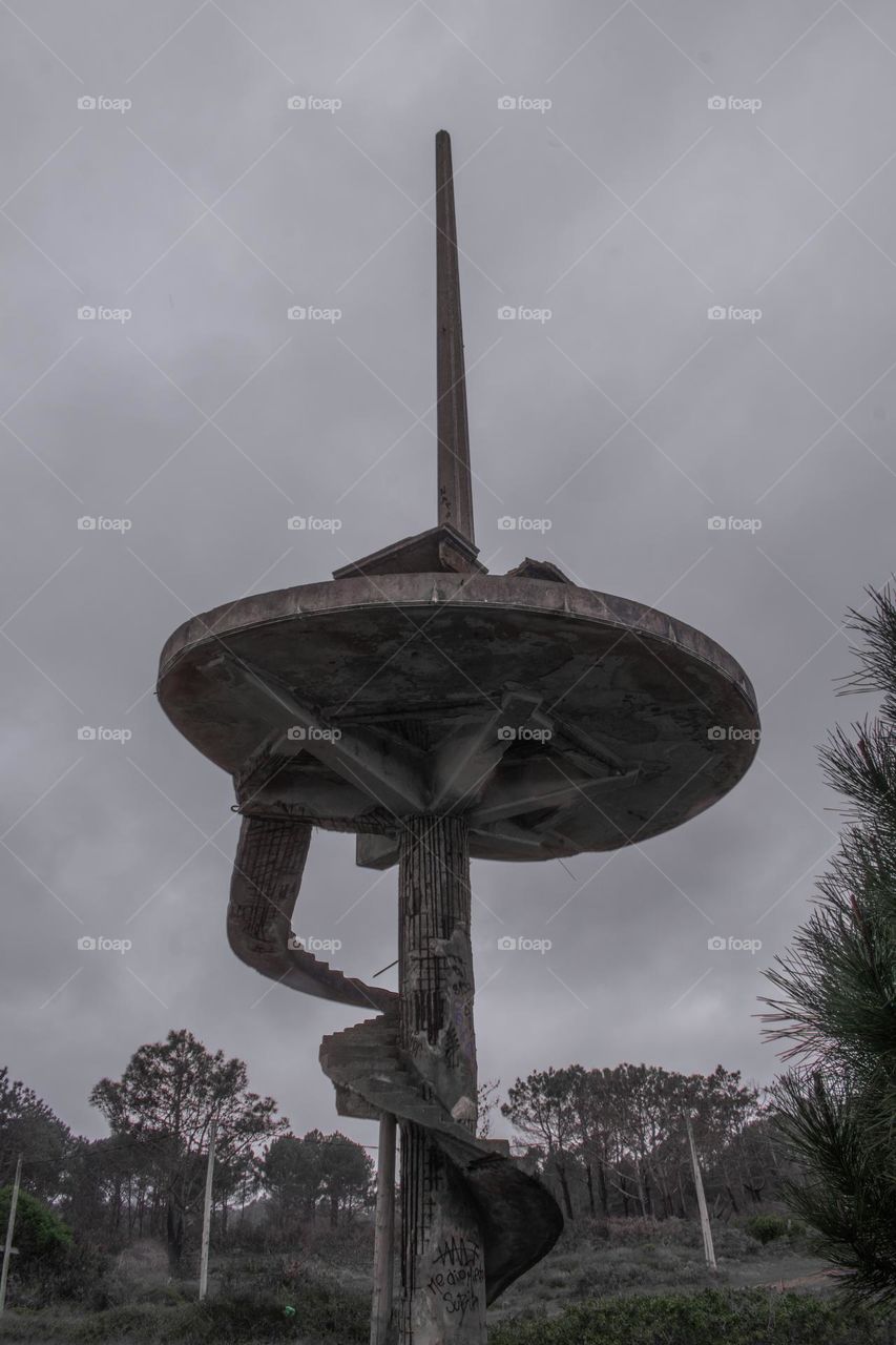 Nombre: Mirador derruido. con una arquitectura original. Las escaleras del miedo con el contraste de cielo gris, se lucen en Sauce de Portezuelo.  Maldonado,  Uruguay. con sus fierros oxidados y los trozos de concreto sueltos,su estructura impresiona