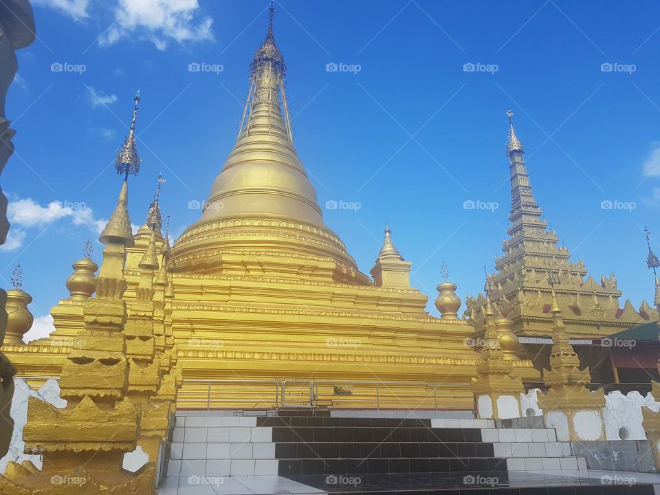 Making merit in Mandalay City