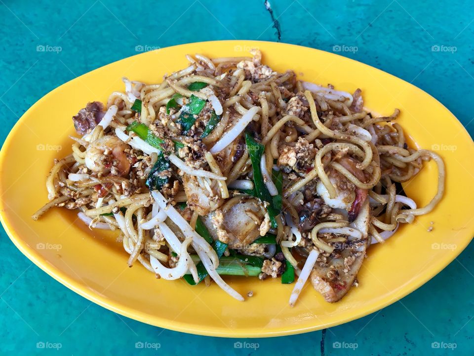 Fried noodles with cockles 