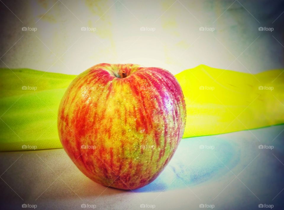 an Apple яблоко