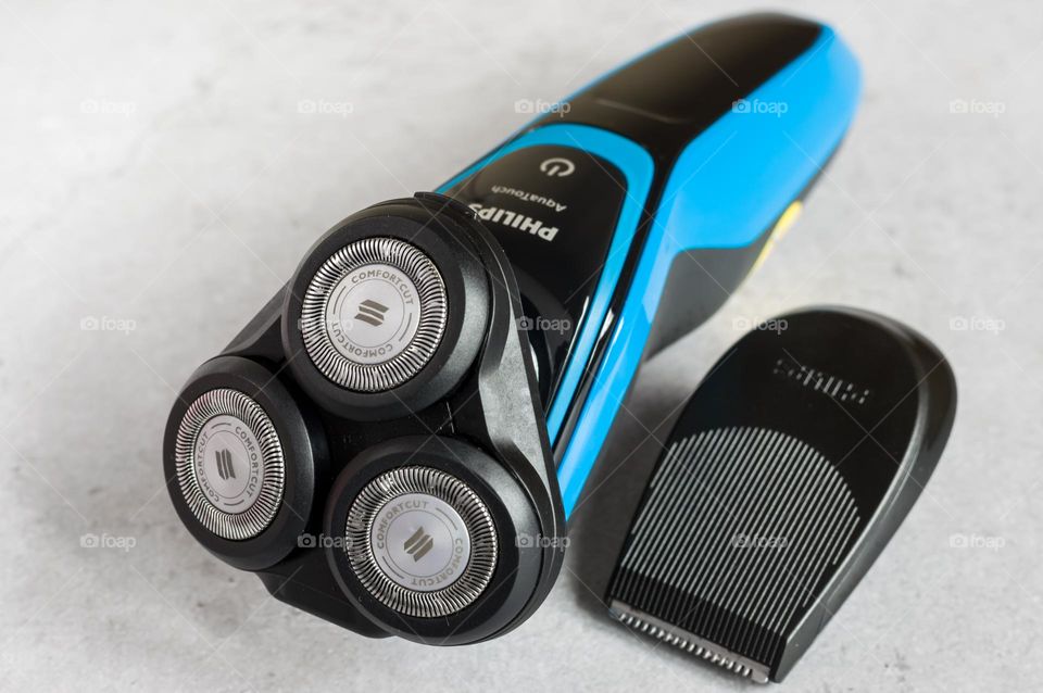 Philips Aqua touch wet and dry shaver.