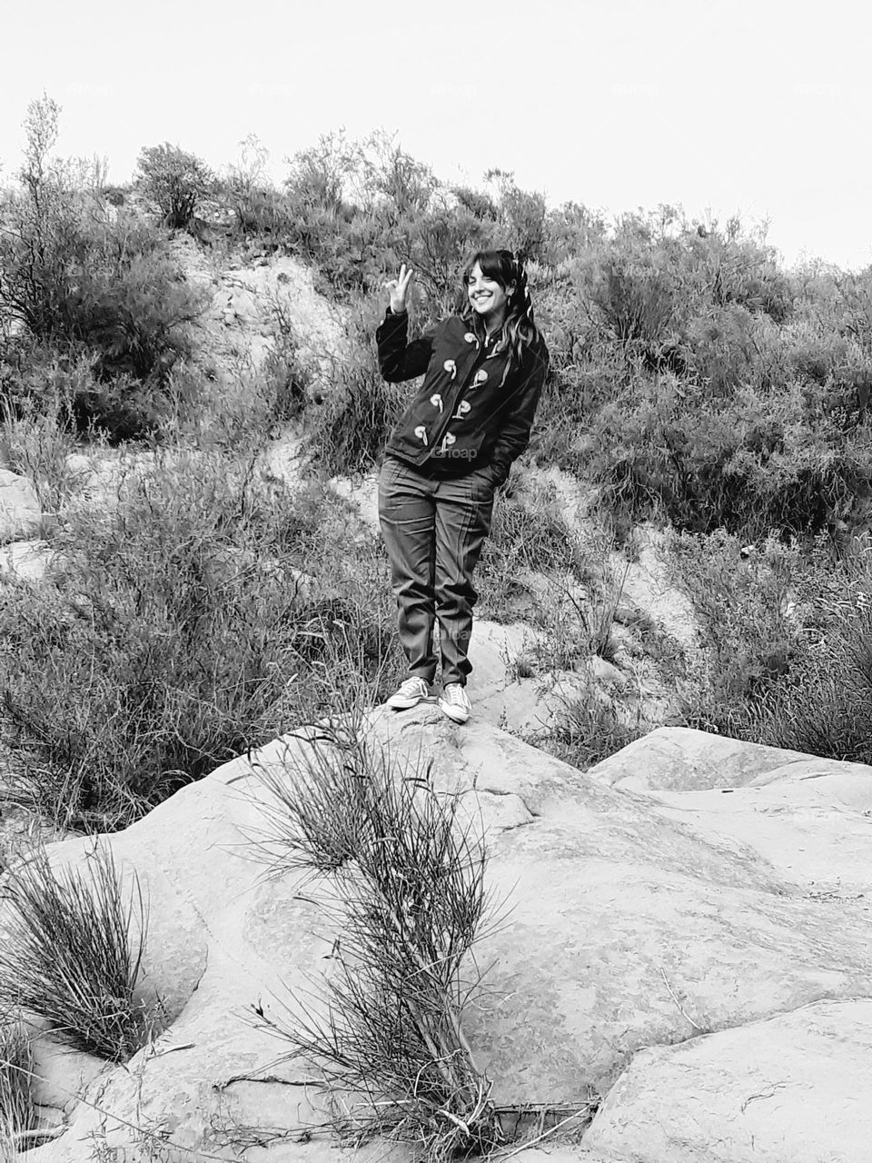 saludo de la mujer en los cerros