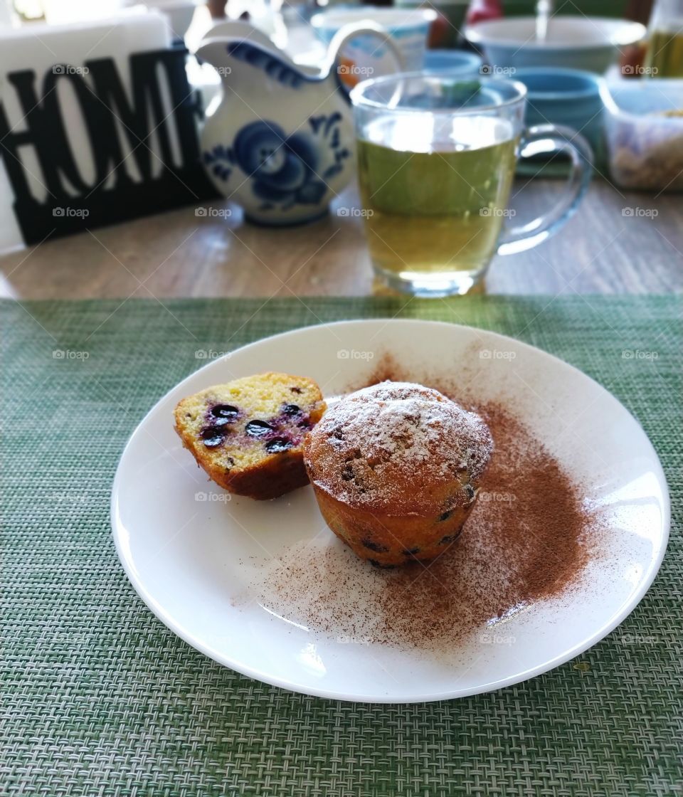 Muffin and tea.