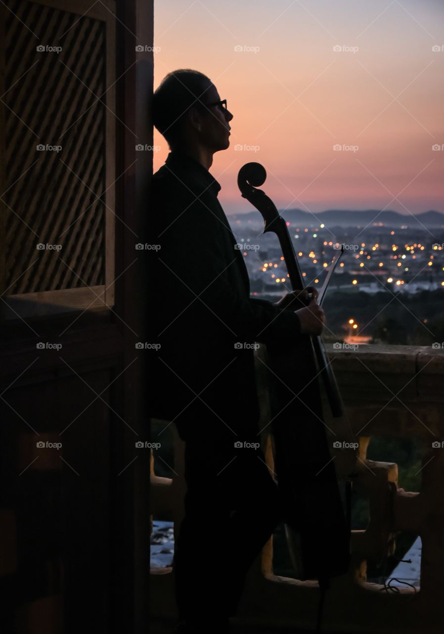 musician by the balcony