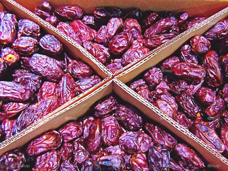 Box of dates with a cardboard cross section 