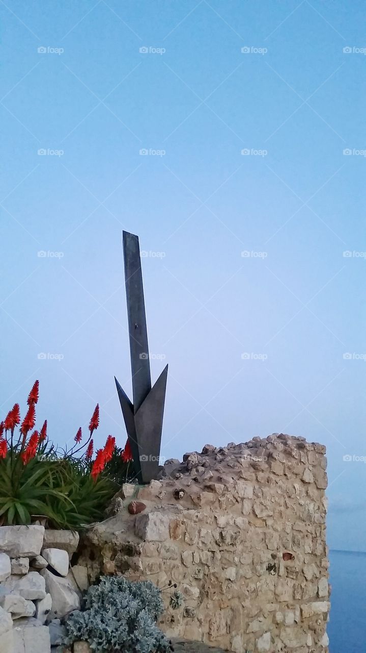 Arrow pointing down in Pablo Picasso Museum in Antibes, France