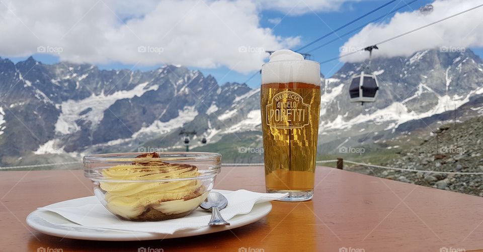 Enjoying beer and dessert in the Alps of Italy - njuter av en god öl och Tiramisu i italienska Alperna 