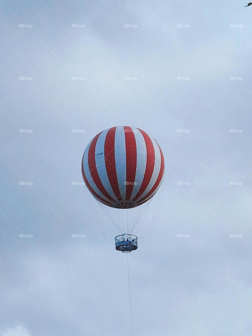 red white balloon