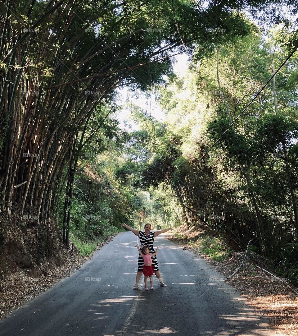 Among the bamboos, a road of our own to play and walk at will. How good it is to exercise! / Entre os bambus, uma estrada só nossa para brincar e andar à vontade. Como é bom praticar exercícios! 