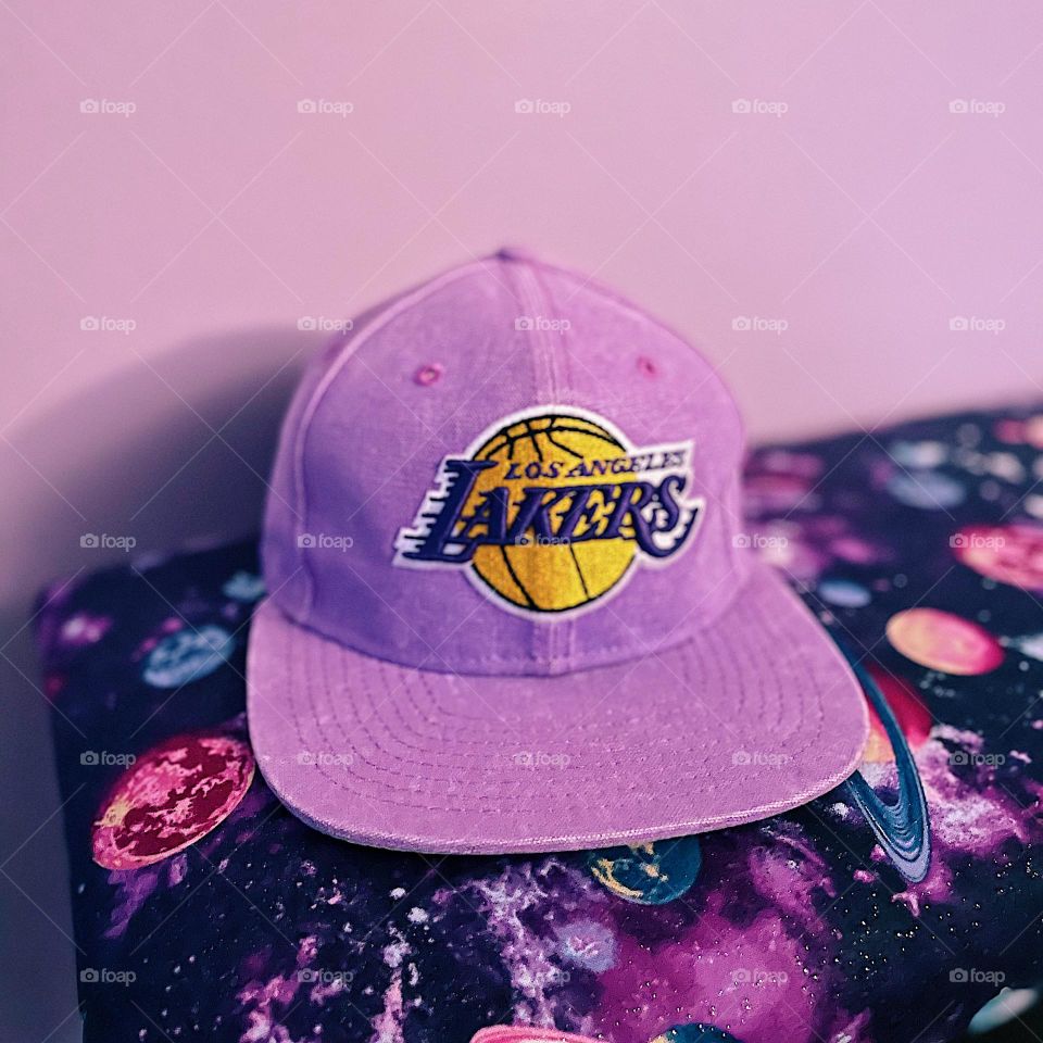 Los Angeles Lakers hat resting on a space bench, Los Angeles Lakers basketball team from the United States, United States sports teams, playing basketball in the USA, Lakers fan in the United States, purple hat in a purple room with a purple display 