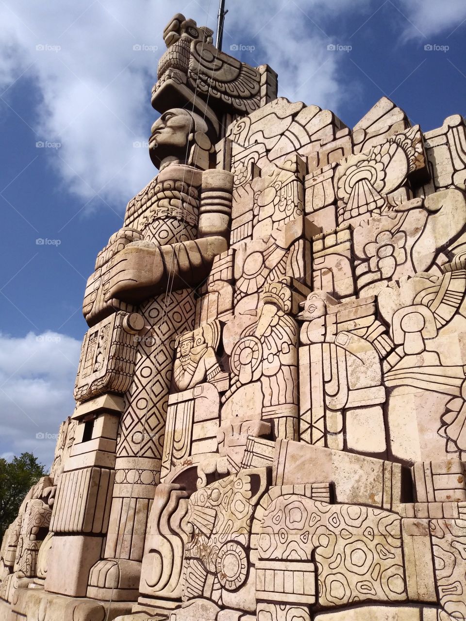 Monumento a la Patria (Mérida, Yucatán, México)
Este monumento se ubica en el centro de la ciudad, sobre la famosa avenida Paseo de Montejo. La bella arquitectura representa las raíces de los mexicanos.