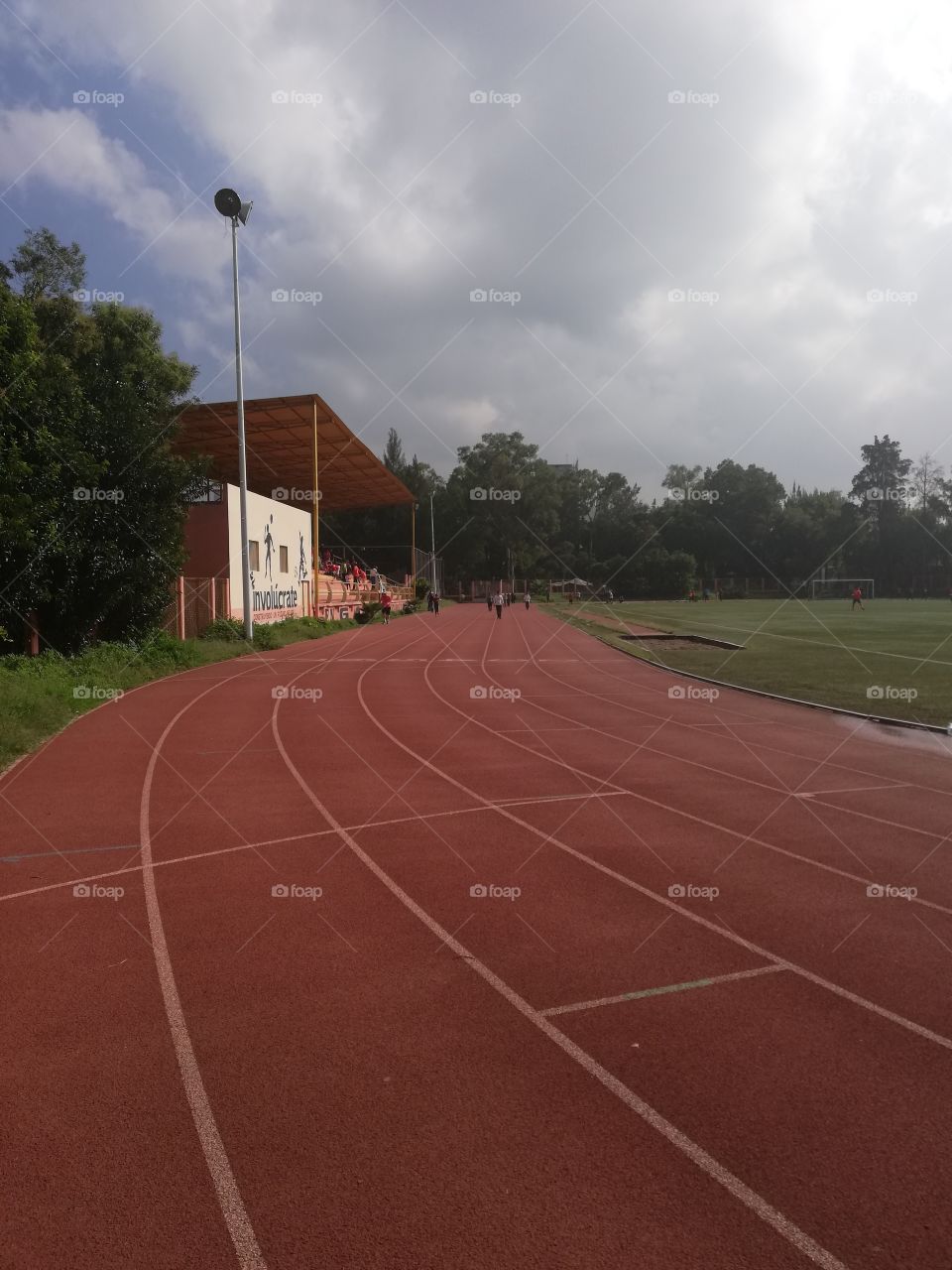 Esta es la pista de atletismo con sus 8 carriles lista y en buenas condiciones para practicar el atletismo.