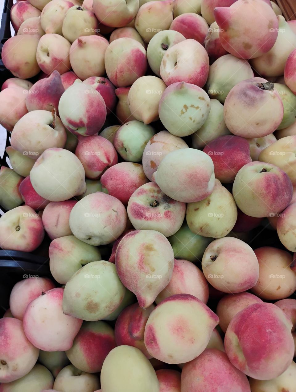 Pêssegos! O pêssego é rico em fibras, bom para o funcionamento do intestino. Contém minerais como fósforo, magnésio, manganês, cobre, iodo e ferro. Vitaminas A, C e do Complexo B, carboidrato e proteína