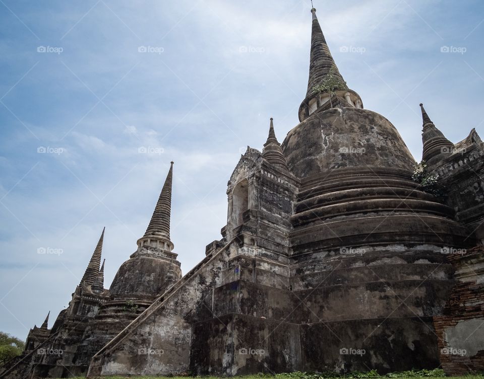 Thailand-June 25 2019:The sun halo over The three King’s pagoda at Wat Phra Si Sanphet in Ayuthaya , it was the grandest and famous pagoda.