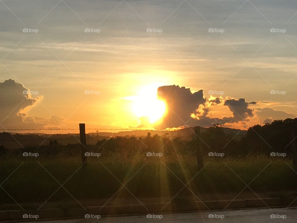 🌄#Entardecer que nos traz motivação! E olha que choveu há pouco...
Como não se inspirar com a beleza da #natureza? 
📸 
#fotografia #sol #sun #sky #céu #nature #horizonte #paisagem #landscape #inspiração #mobgrafia #XôStress
#FotografiaÉNossoHobby