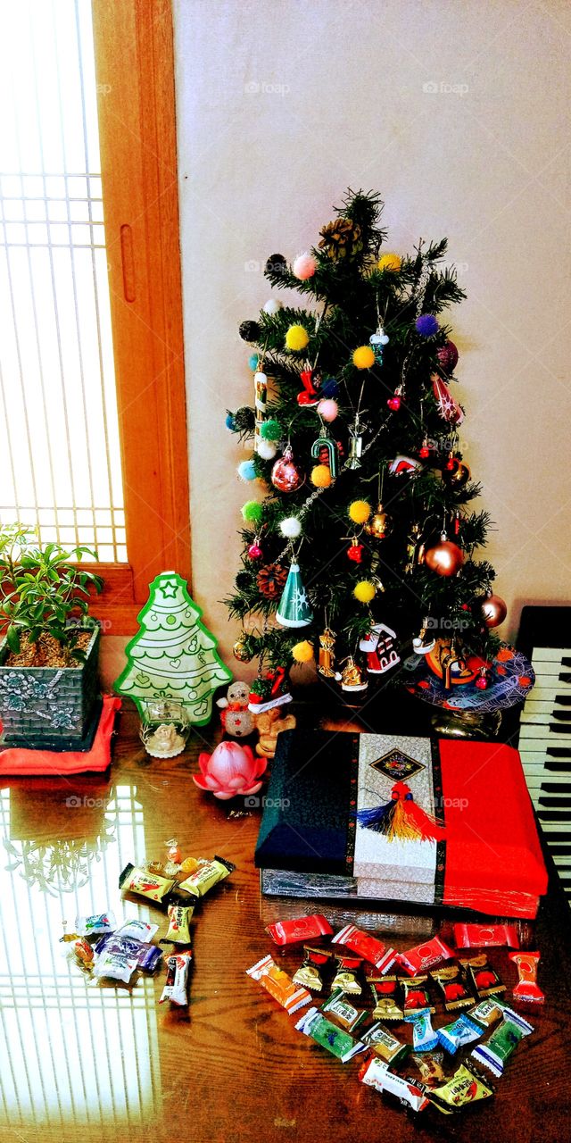 what A colorful and a lovely things around this little and cute Christmas tree. Such beautiful colors gives bright and warm to our every hearts on christmas in winter season.