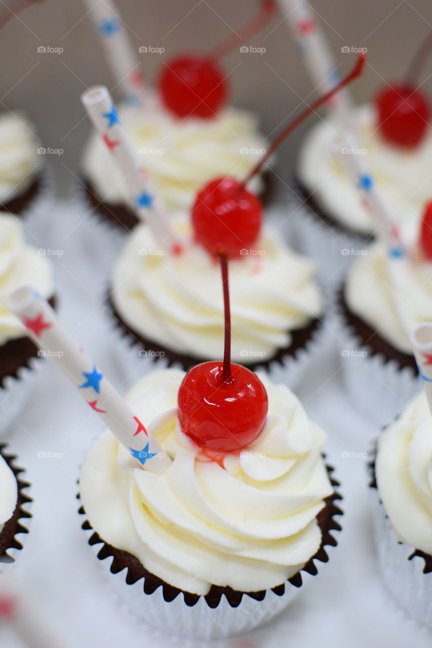 A tray of patriotic cupcakes 