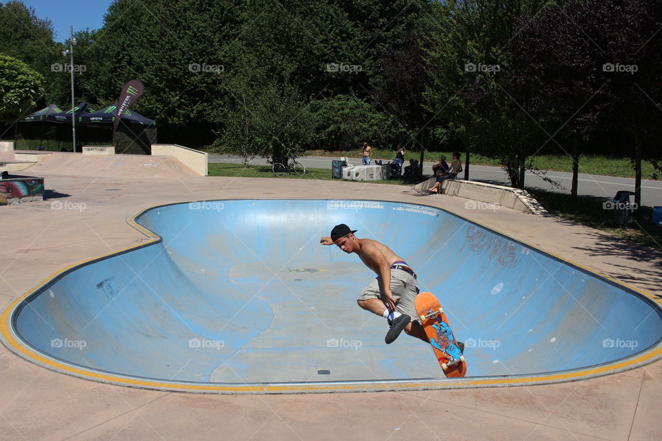 Skater jump in the bowl