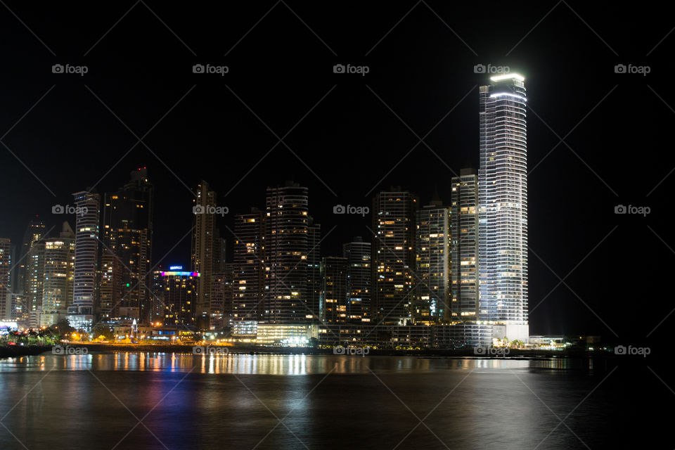 Ciudad City Panamá edificios nocturnos luces 