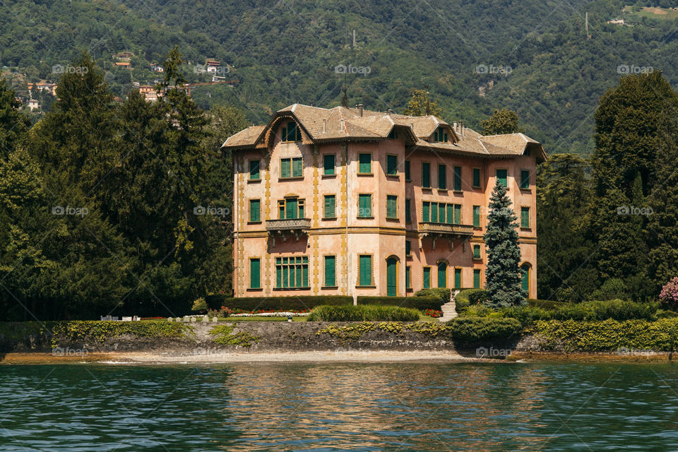 Lago Como no norte da Itália é um lugar lindo para se conhecer na Europa, com paisagens incríveis!