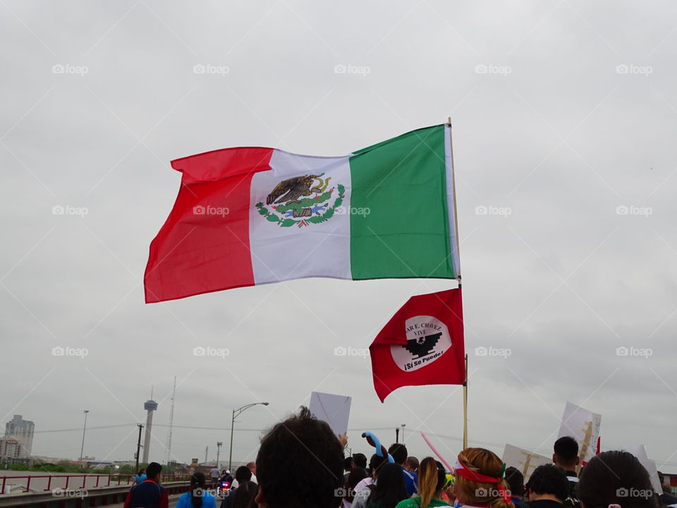 The flags of the march held in San Antonio remembering Cesar Chavez and the known slogan "¡Si se puede!" (Yes you can!)