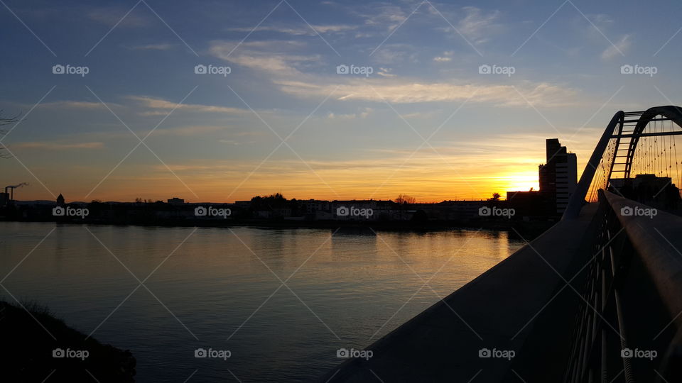 Sonnenuntergang am geniessen am Fluss in Deutschland