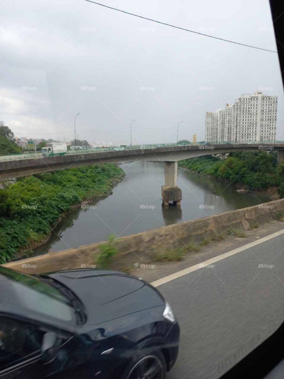 As pontes no Brasil.  As pontes São construções que permitem, interligar ao mesmo nível pontos não acessíveis, separados por rios, vales ... E, permitirem a passagem de pessoas, automóveis e comboios, sobre obstáculos