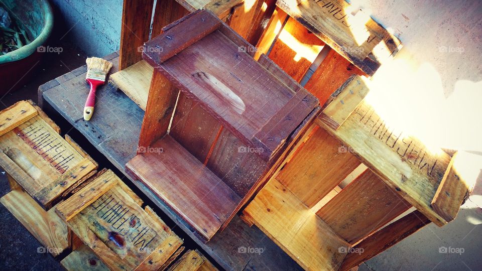 Pintura de caixas de madeira para artesanato. Caixas para frutos.