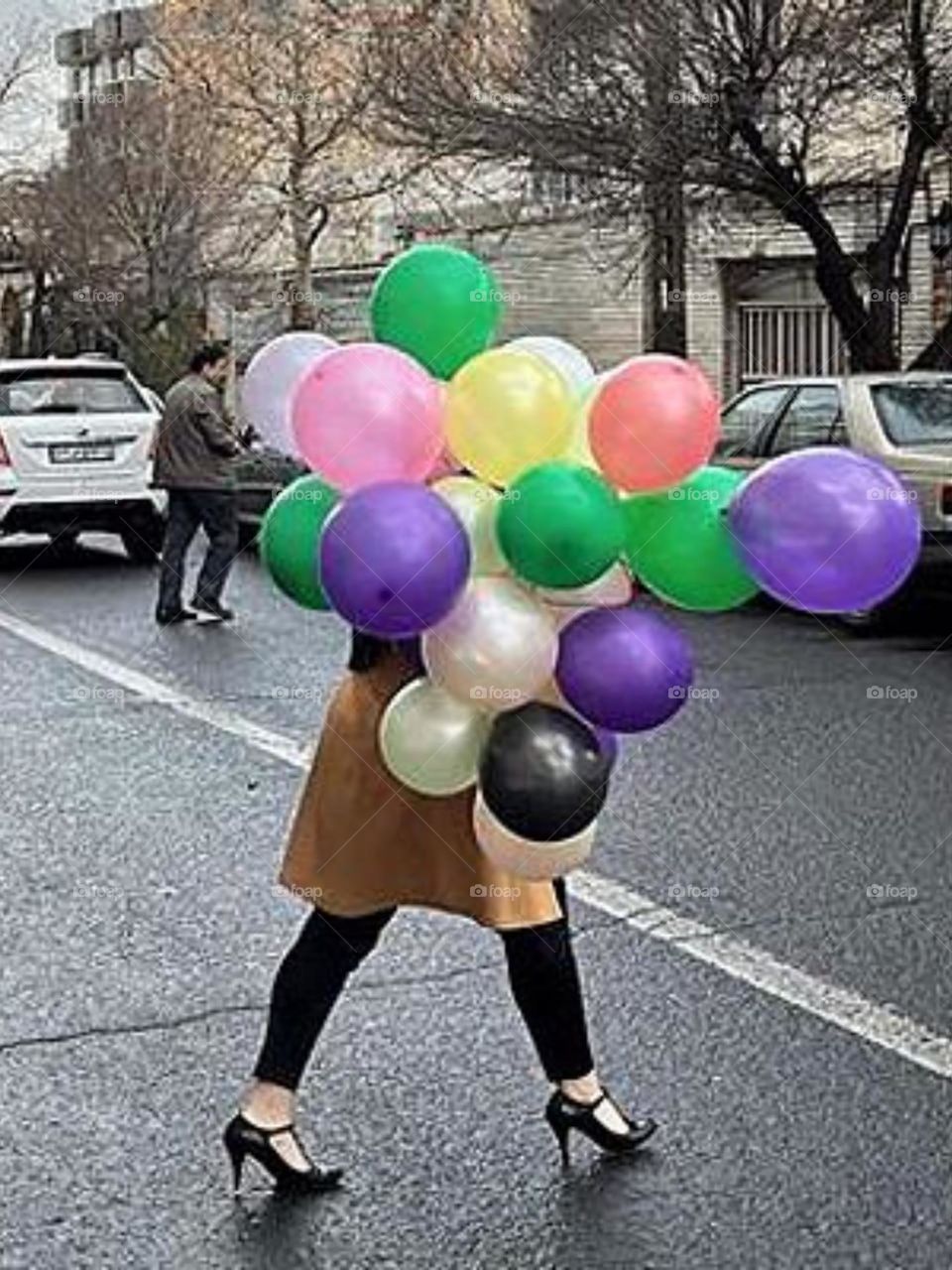 Watchig peaple with ballons is interesting