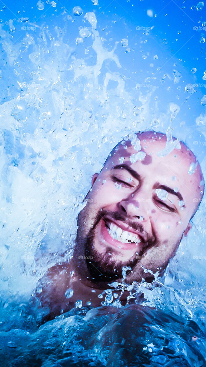 It's me, happy man swimming 🏊😊