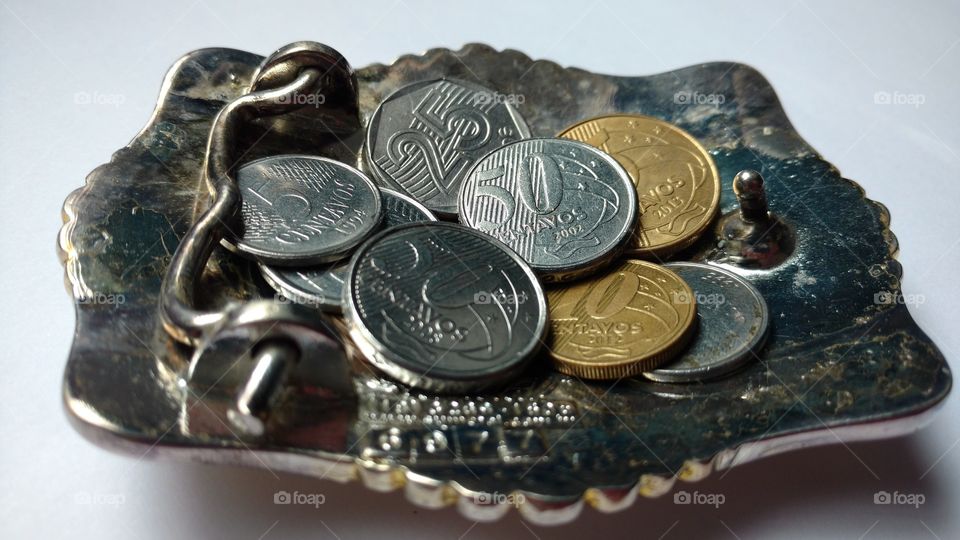 Moedas em uma fivela.