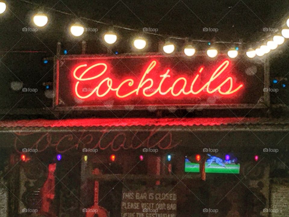 Neon cocktails sign