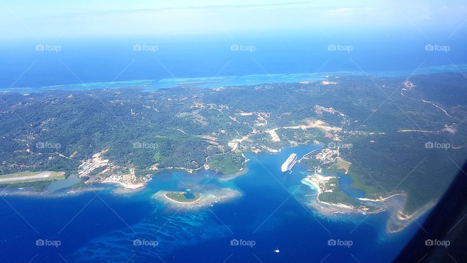 Llegando en Avión a la paradisiaca Isla de Roatan, Islas de la Bahia. Honduras.
