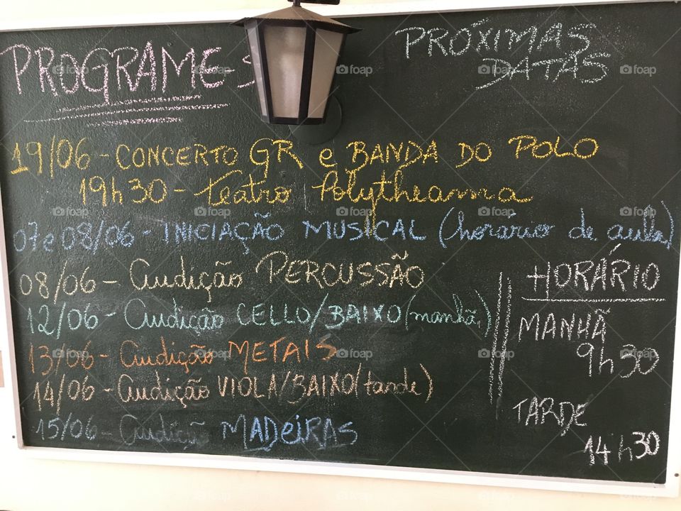 Uma lousa com toda a programação do Projeto Guri - um projeto social de música que agrada a todos. 