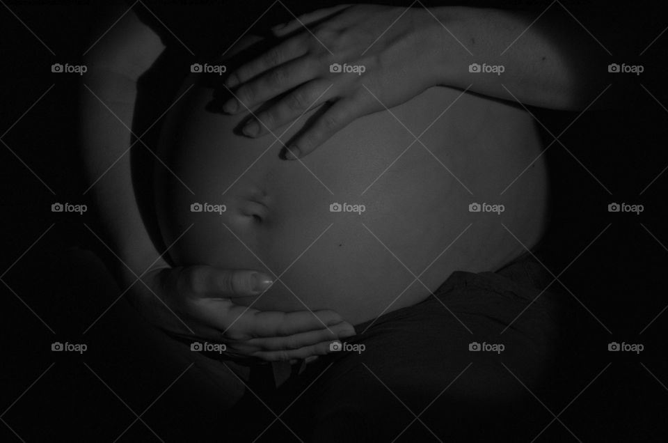 Black and white foto of pregnant women....