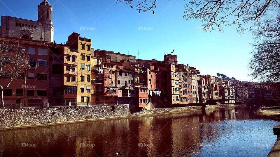 Ciudad de Gerona con el río Onyar y sus casas.