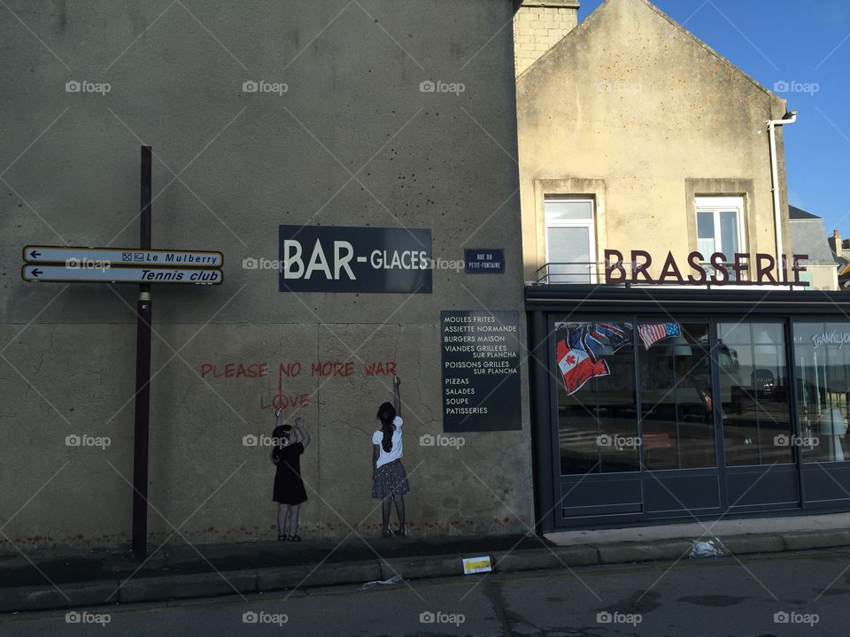 No mas guerras. Grafitti en las calles de arromanches. Camino de overlod en la baja normandia francesa